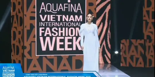 Khánh Vân trình diễn Áo dài tại Tuần lễ thời trang - VNIFW #nguyentrankhanhvan  #vietnaminternationalfashionweek #hoahauhoanvu #capcut #xuhuong #fyp