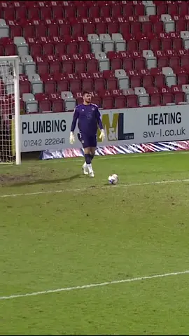 🧤 Tom King: The Guinness World Record holder for the longest goal of all time - 96.01m! 😮 #EFL