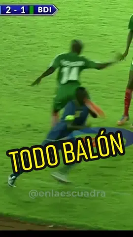 Atención, jugada polémica. #futbolafricano #futbol #viral