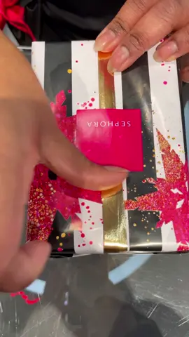 Notre mission : Égayer vos sapins avec nos magnifiques papiers cadeaux 😍 #sephorafrance #fyp #pourtoi #xmas