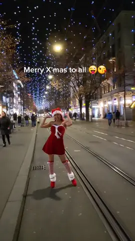 #queenofheels #santa#zürich Fail!! I want to dance in the public then suddenly the streetcar coming ??