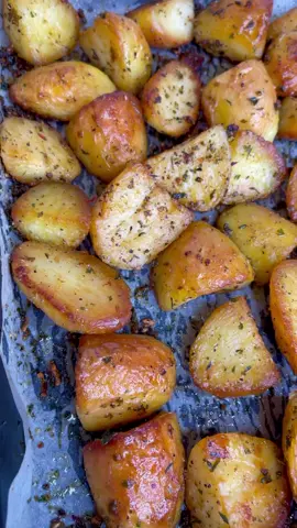 CRISPIEST GARLIC HERB ROAST POTATOES 🧨💥#roastpotatoes #potatoes #yummyfood #roast #roastrecipe #recipeoftheday #Recipe #great #amazing #thebest #fyp
