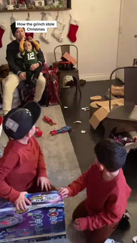 The grinch can’t steal these kids Christmas. #grinch #scared #fight #grinchscaringkids #presents #christmas