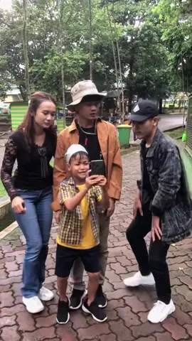 Keragunan nyari Tom&Jerry malah ketemu kang cilok @lukman_nj bareng @yudhygoldyen  .. #fyp #fypage #fypa #Ragunan #kampungpulo #betawipunyegaye