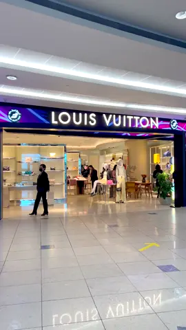 الآن! لويس فيتون في سوق دبي الحرة في المبنى 3 في مطار دبي الدولي😍!#dubaidutyfree #LouisVuitton #fashion #travel #shopping #t#tiktoktravelfypシ