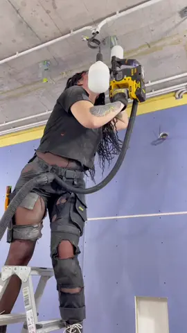 Монтаж подвесного потолка! #топ #рек #поддержите #монтажныеработы #dewalt #vavip #ремонтквартиры #девушкастроитель #девушка #tatu