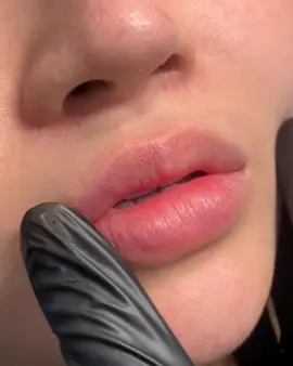 Hãy cho e 1 lý do để phun môi đi🥰