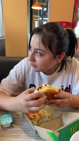 Cuando la amburguesa de mi hermana está más grande :( #humor