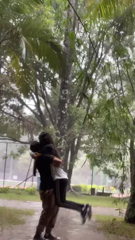 Encerrando o ano na chuva com a minha princesa 😍🥰❤️ #fy #lgbt #casal