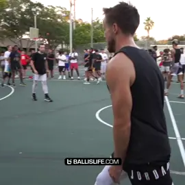 Y’all ever seen someone’s ankles get broken on a pump fake?!? @austinmills00 @ballislifeecs #bball #ballislife