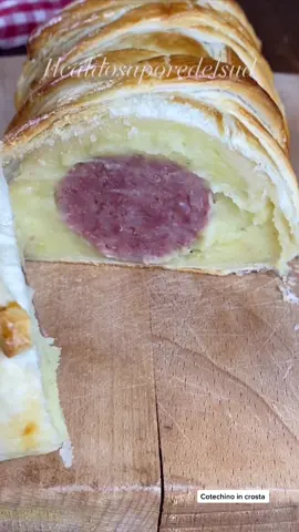 Ingredienti: 1 cotechino (fresco da 500g)500 g patateq.b. saleq.b. pepe neroq.b. noce moscata1 rotolo pasta sfoglia (rettangolare)q.b. uovo (battuto, per la finitura)25 g burro120 g latte. Vi lascio la Spiegazione nei commenti #ilcaldosaporedelsud