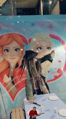 Quand Jack met le bazar à la fête de Anna et Elsa. 🏴‍☠️☠️❄️☃️✨🎉🎊🎈😅😅 Bon réveillon à tous 🎉🎊🍾 #jacksparrow #johnnydepp #johnnysteff #newyear