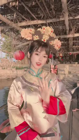 瞧瞧，格格我也來擦玻璃了。 #擦玻璃 #祝大家新年快樂  #古裝 #格格