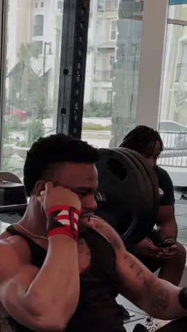 Gymbros always watching just in case 💪🏾 #GymTok #FitTok #fyp #benchpress #EveryKiss