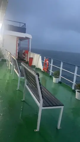 Suasana hujan ditengah lautan.😟#lautsabang #semogaselamat