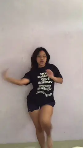 who wants to get suffocated by my thighs😙😁