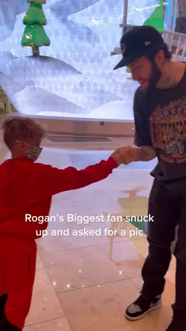 When the fans be recognizing you 😍 #faze  #fazebanks #fyp #rowdyrogan #foryou #vegas