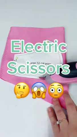 Electric scissors #sewing #sewingtiktok #howto #sewingtutorial #DIY #diyersoftiktok #costuraparaprincipiantes #costuracreativa #costurafacil #howtosew #diyer #hacks #lifehacks #sewinghacks #tipsdecostura #trucodecostura #coser #costura #electricscissors #scissors #amazon #amazonfinds