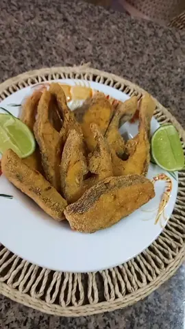 posta de tilápia frita ?  empanada no fubá,  sequinha e crocante.  #tilapiafrita #peixefrito #comidacasera
