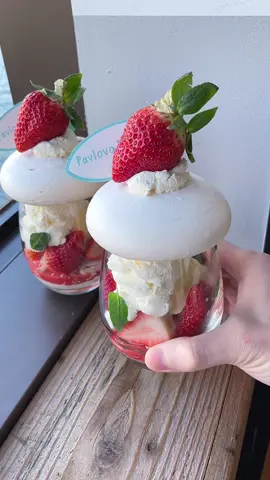 イートンメスっていう謎のメニュー注文してみた！メレンゲと苺まぜまぜして食べるイギリスの伝統お菓子らしい🍓