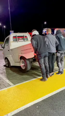 Ever wonder how many people it takes to lift a Kei Truck? Now you know. #fypシ