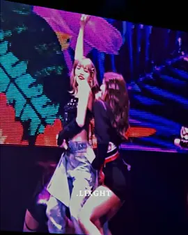 Cámara lenta… #fyp #jenlisa #lisa #jennie #concert #kissandmakeup #kpopfyp #paratipage #lentejas #blinklixght