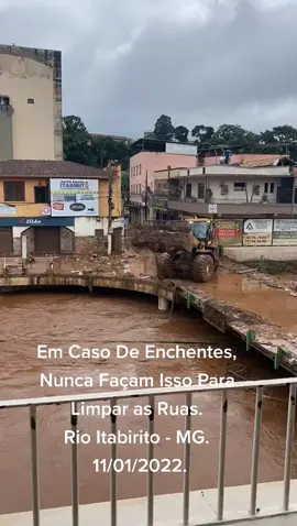Em Caso De Enchentes, Nunca Façam Isso Para Limpar as Ruas. Rio Itabirito - MG. 11/01/2022.