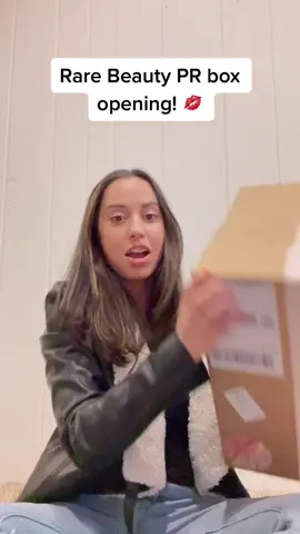 Thank you so much @rarebeauty ❤️ #rarebeauty #selenagomez #prboxunboxing #rarebeautymakeup #rarebeautygoesglobal #selenagomezmakeup #rarebeautyblush
