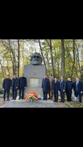 Bộ trưởng Bộ Công An, Đại tướng Tô Lâm cùng đoàn đại biểu dâng hoa viếng thăm mộ Karl Marx.