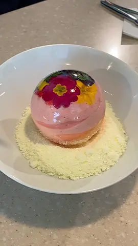 여러분 디저트도 코스로 즐길 수 있다는 사실 알고 계셨나요??!! 이런 고급진 디저트는 살면서 한 번은 꼭 먹어봐야해요😭💖 눈으로 보는 재미, 먹는 재미>_<🌸 디저트사랑이들 여기로 모여라 #디저트 #dessert #간식 #이색카페 #카페 #틱톡푸드 #추천 #맛집