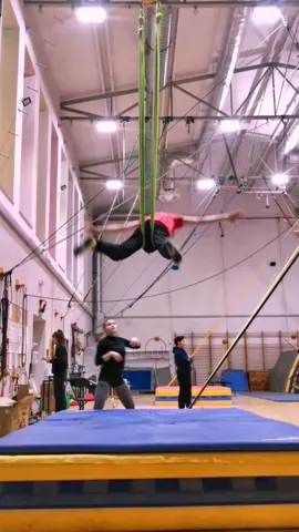 When you want to teach someone 😂🤦‍♀️🎪 #circuslove  #aerialist #circuslife #circus #circusschool #szkołacyrkowa #aerialyoga  #aerialhammock