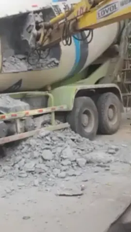 Phá bê tông đông cứng trong xe bồn #dumptrucks #truck #xebon #chinatruck