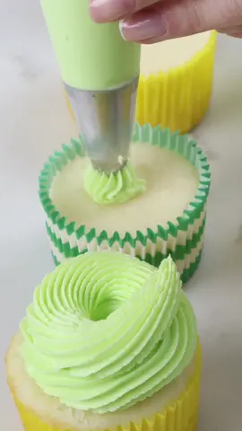 Send this to someone who loves dinos 🦖 #dinosaurcupcakes #dinocupcakes #dinosaurcake #dinocake #dinosaurbirthday #cakeclass