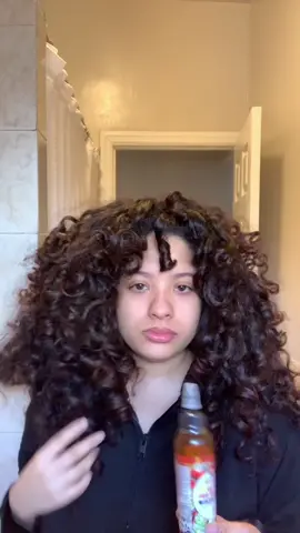 Do you oil your hair? I love doing this. I use the soultanicals caribvedic oil a lot #curlyhairtips #curlyhair #curlcheck #hairoil #curls