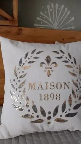 Almohadón con Foil#almohadones #almohadonesdecorativos #decoracion #AprendeEnTikTok #textil #decoration #fyp #parati #mixmediaart #papelfoil