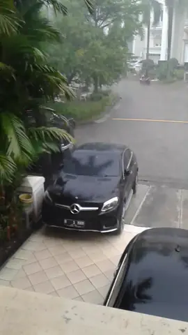 pantai indah kapuk(PIK) JKRTA UTARA DI GUYUR HUJAN DARI TADI MLM HINGGA SAAT INI BLOM REDA REDA