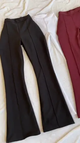 Amando nuestros “pantalones Selena”🖤 elige si quieres campana pequeña o grande! Coméntanos cual es tu color favorito 🖤👇🏻