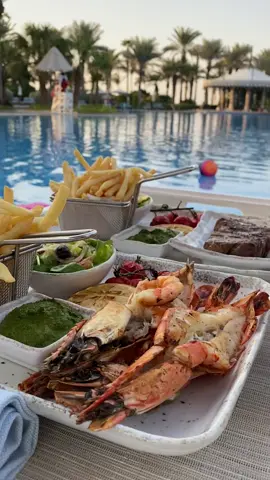 Pool side food #dubai #jumeirah #alqasar #yummyfood #kingprawns#steak