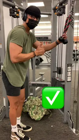 ✅ Elbows remain stationary, shoulders retracted back & chest up, when extending at the bottom palms facing out, & controlled reps! #fyp #gym