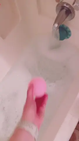 #onwednesdayswewashwithpink #pink #aesthetic #bathtok #bathbomb #SelfCare #roseallday