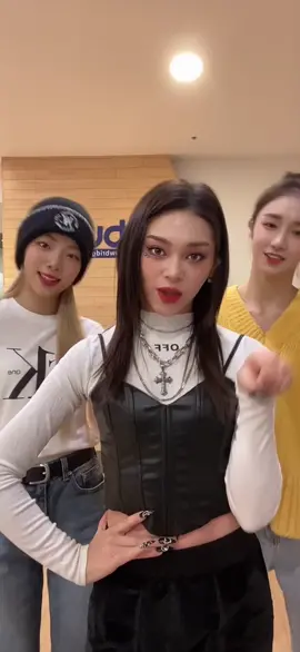 #TattooChallenge❤️🌙  with my babies #Goeun & #Jieun from #PurpleKiss 💜💋 #퍼플키스 #고은 과 #지은 과 함께 #타투챌린지❤️🌙  퍼키 화이팅!! 사랑해 💜 #AleXa #알렉사 #타투 #Tattoo