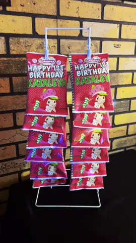 Strawberry shortcake chip bags #chipbags #strawberryshortcake #fyp #foryoupage #cricut #diyprojects  #cricutprojects #firstbirthday
