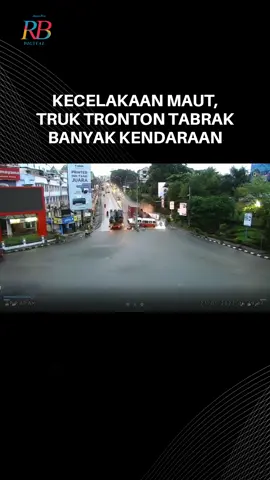 A container truck hit several cars and motorcycle in #balikpapan sedih banget liat kecelakaan ini :’ #fyp #viral #tiktoknews #infolaka #infokecelakaan