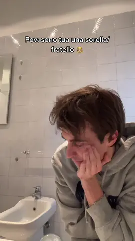 STAI GUARDANDO LA TV? PRIMA NO MA ORA LA GUARDO✨ #fratelli #sorella #mamma #casa #litigio #bagno  #ragazzi #perte #neiperte #viral