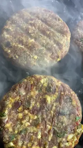 نتميز بشوي البرجر على الحصى #fyp #fypシ #foryou #foryoupage #explor #عمان #لوى #صحار #شناص #البريمي