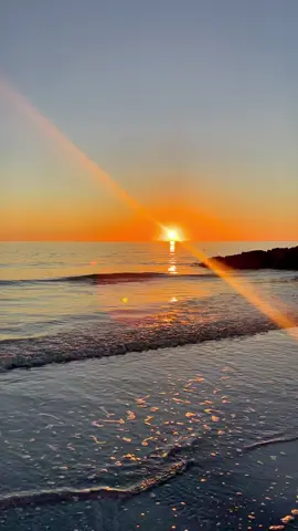 Just follow the sun, it will tell you how to live. #livewallpaper #sunsetwallpaper #oceanwallpaper