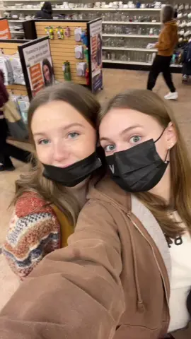 a day in seattle 💅🏻 #RufflesOwnYourRidges #seattle #thrift