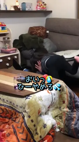 ゲーム中のお兄ちゃんに甘えまくる妹ひなちゃん（お風呂入る前で頭ボサボサ）❤️パパがこっそり撮った動画です🤣❤️#仲良し兄妹 #YouTube見てね #平和な日常