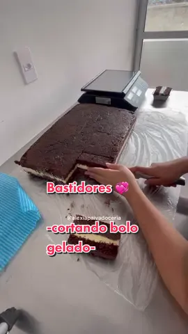 Hoje resolvi cortar meu bolo gelado 2 amores com vocês 💛