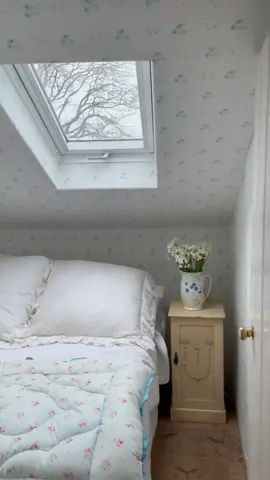 Sweet cottage bedroom 🤍